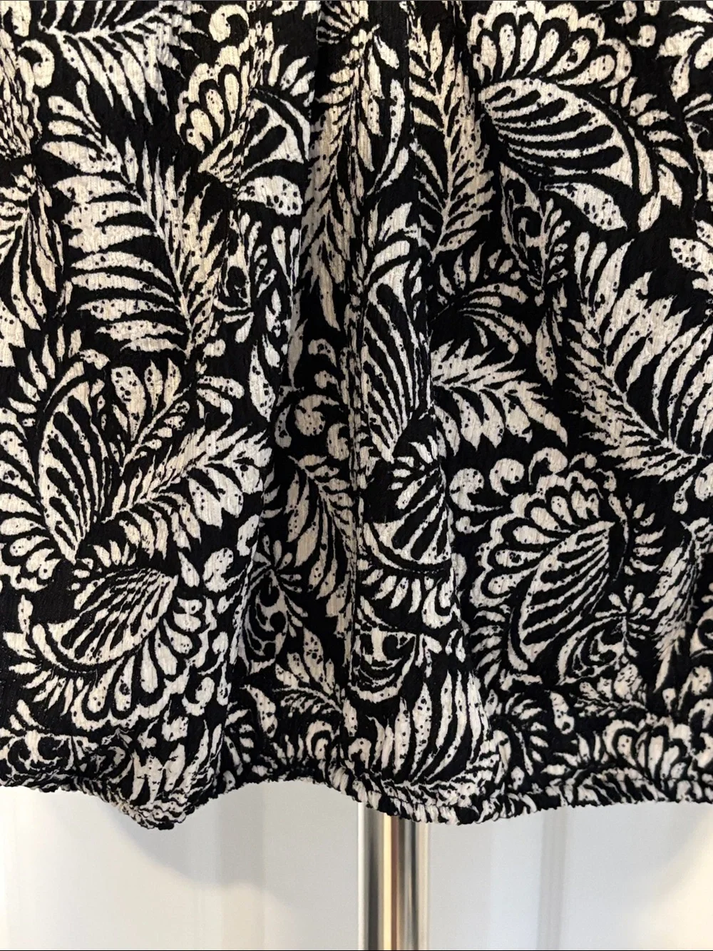 LOFT Black & White Leaf-Print V-Neck Puff Sleeve Bubble Hem Blouse